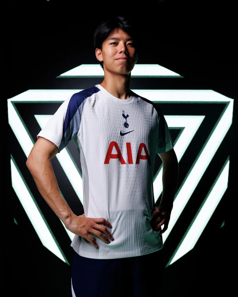 Takai khoác áo Tottenham