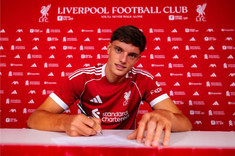 Leoni nhận áo số 15 tại Liverpool