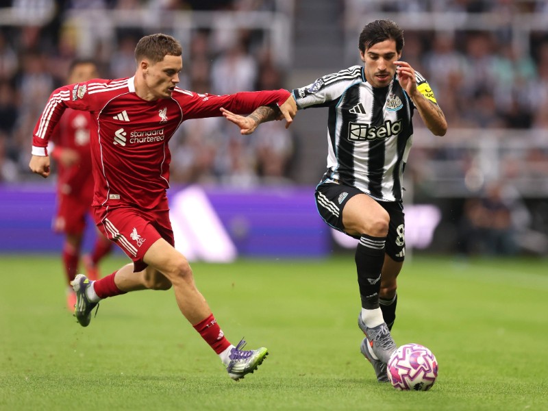 Liverpool vất vả có 3 điểm trước Newcastle