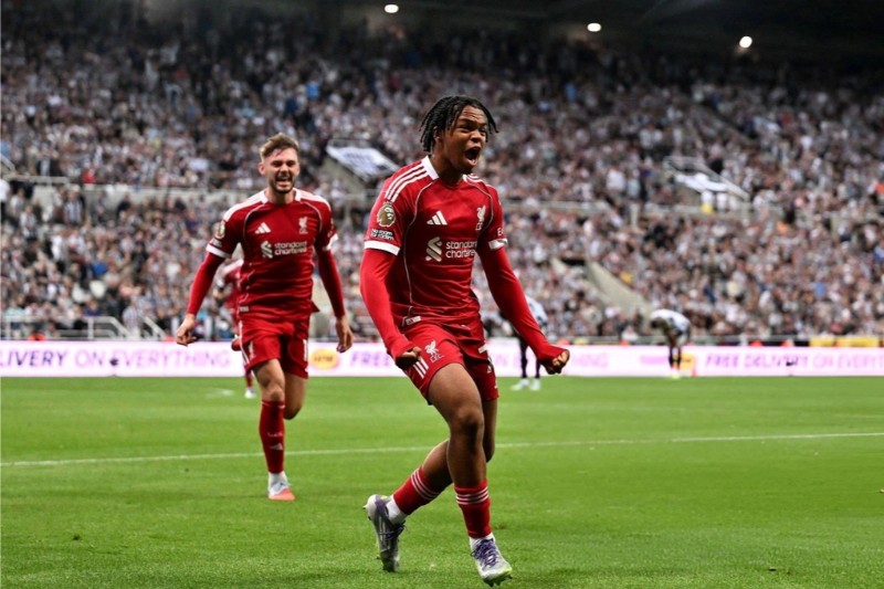 Ngumoha là cầu thủ trẻ nhất ghi bàn cho Liverpool