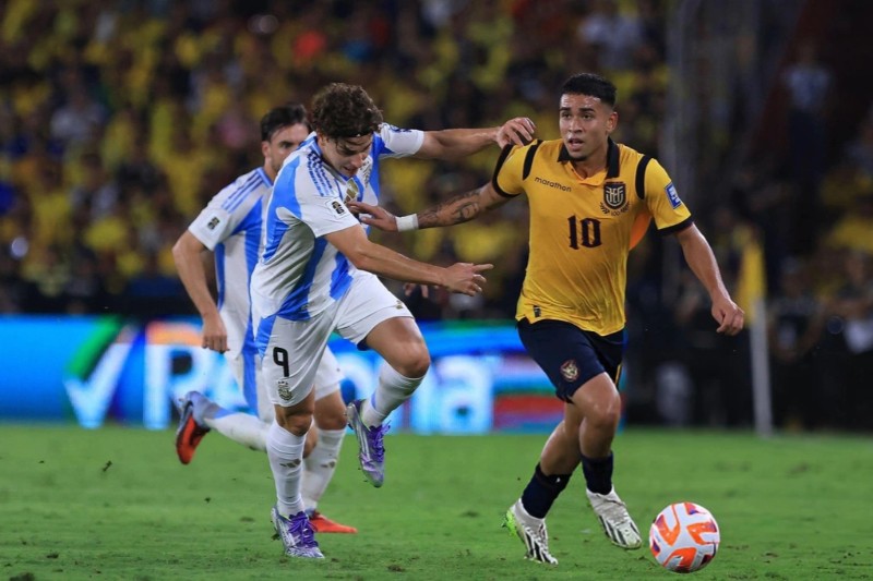 Argentina thua trong ngày vắng Messi