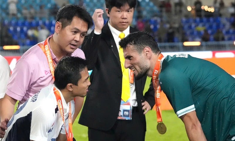Chanathip phẫn nộ vì bị phạm lỗi thô bạo
