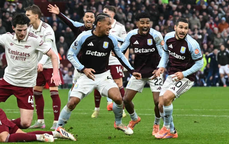 Arsenal thua đau đớn trên sân khách