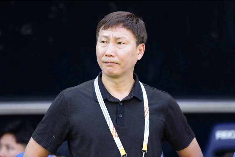 HLV Kim Sang Sik được xóa thẻ
