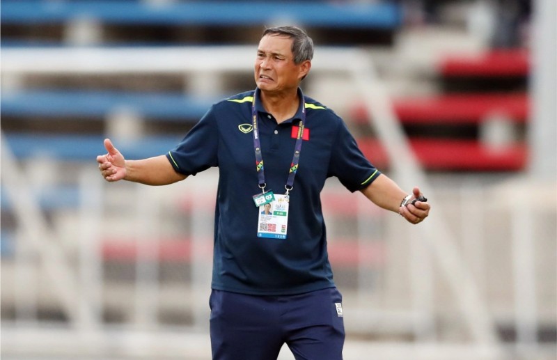 HLV Đức Chung cho rằng trọng tài có nhiều quyết định sai lầm