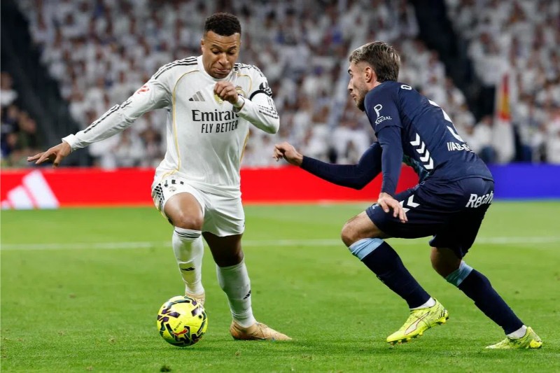 Mbappe bị gãy ngón tay